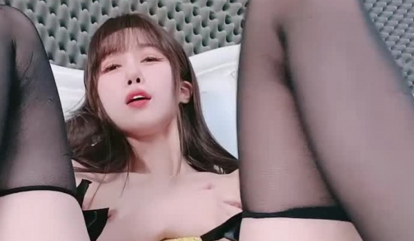 极品尤物网红女神，收费房大尺度，黑丝大长腿美穴，
