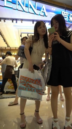 面包店CD白裙小姐姐！裙摆被风吹起！