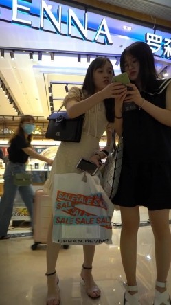 面包店CD白裙小姐姐！裙摆被风吹起！