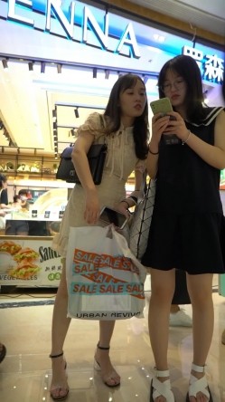 面包店CD白裙小姐姐！裙摆被风吹起！