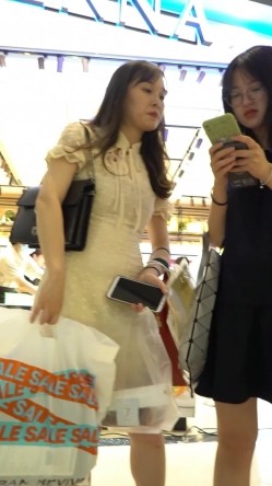 面包店CD白裙小姐姐！裙摆被风吹起！