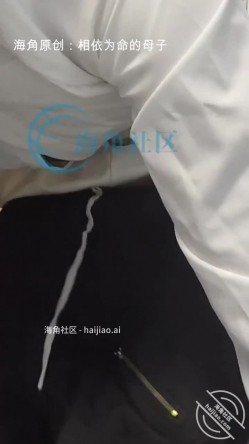 母子乱伦大神【相依为命的母子】钻石付费贴,妈妈一边包饺子一边坐在我的鸡巴上扭动身体