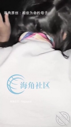 母子乱伦大神【相依为命的母子】钻石付费贴,妈妈一边包饺子一边坐在我的鸡巴上扭动身体