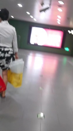 【精品CD】牛人大神尾随抄底女白领,女王气质 亮点:超骚丁字裤妹子勒进PP缝
