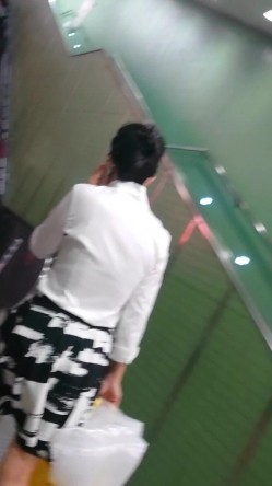 【精品CD】牛人大神尾随抄底女白领,女王气质 亮点:超骚丁字裤妹子勒进PP缝