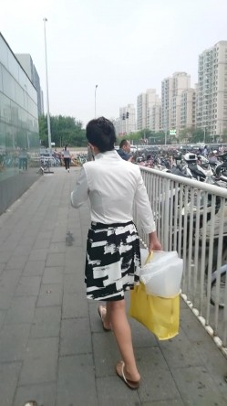【精品CD】牛人大神尾随抄底女白领,女王气质 亮点:超骚丁字裤妹子勒进PP缝