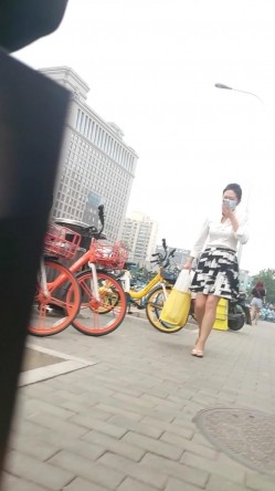 【精品CD】牛人大神尾随抄底女白领,女王气质 亮点:超骚丁字裤妹子勒进PP缝