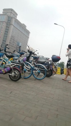 【精品CD】牛人大神尾随抄底女白领,女王气质 亮点:超骚丁字裤妹子勒进PP缝