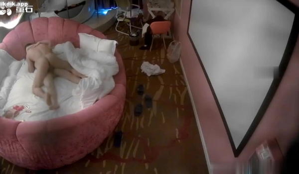 【萤石云摄像头】偷情女被暴力肛交 灌酒 操哭了1