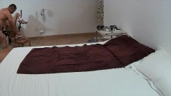 【性爱泄密 胖叔炮房】操上瘾红唇妹 干一半妹纸男友查岗 赶紧躲厕所里 骗走男友捆在炮椅继续操 高清1080P原版