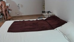 【性爱泄密 胖叔炮房】操上瘾红唇妹 干一半妹纸男友查岗 赶紧躲厕所里 骗走男友捆在炮椅继续操 高清1080P原版