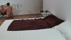 【性爱泄密 胖叔炮房】操上瘾红唇妹 干一半妹纸男友查岗 赶紧躲厕所里 骗走男友捆在炮椅继续操 高清1080P原版