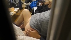 偷窥小情侣啪啪 窗户留条缝隙正好便于我观看现场直播 妹子好会吃鸡鸡 就喜欢这种认真吃鸡的样子