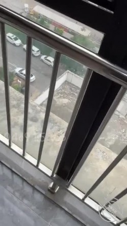 海角母子乱伦大神妈妈的丰乳肥臀 忘记关门了被邻居偷看了我后入我妈，太羞耻了