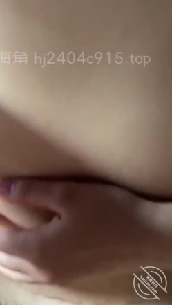 海角母子乱伦大神妈妈的丰乳肥臀 忘记关门了被邻居偷看了我后入我妈，太羞耻了