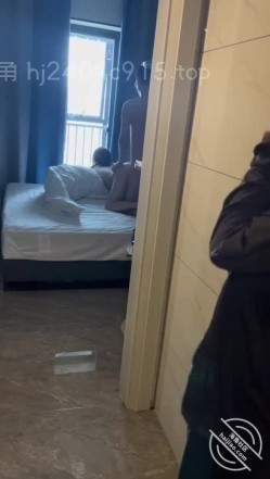海角母子乱伦大神妈妈的丰乳肥臀 忘记关门了被邻居偷看了我后入我妈，太羞耻了