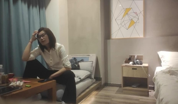 【熟女探花】，知性美少妇，欲拒还迎，羞涩与妩媚并