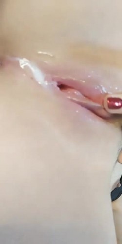 清纯美女大学生露脸直播挣生活费，情趣黑丝诱惑自慰，小逼粉嫩流出白浆，浪荡呻吟好想舔一舔续集