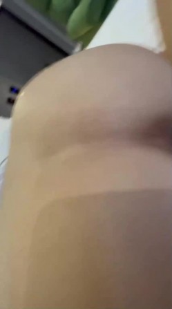 元宵节 当天堂妹背着男友来陪我喝酒 ️喝完以后带她去逛街做美甲，带回酒店后边操边问堂妹我的鸡巴大还是你男朋友的大