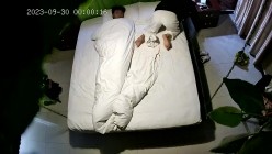 小情侣酒店开房,情趣吊床房,气质眼镜小女友,晚上继续操,扒下裤子一顿输出,搞舒服了