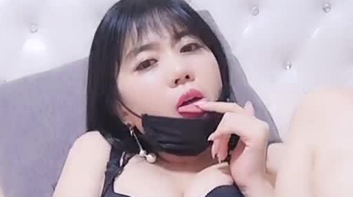 丰满又漂亮美女主播璃儿 一多大秀 穿着开裆情趣黑