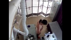 少妇貌似遍体鳞伤来美容院护理衣全脱光了用袋子把她装起来