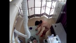 少妇貌似遍体鳞伤来美容院护理衣全脱光了用袋子把她装起来