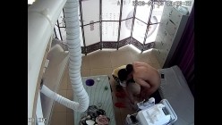 少妇貌似遍体鳞伤来美容院护理衣全脱光了用袋子把她装起来