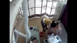 少妇貌似遍体鳞伤来美容院护理衣全脱光了用袋子把她装起来