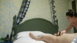 胖哥尝试新口味约了位保养很不错的气质轻熟女啪啪,胸大屁股翘,会的多,操起来很配合,干完逼后又口爆.国语!