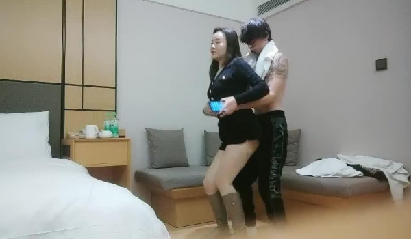 28岁少妇被操的直喊逼肿了疼啊 啊啊啊的惨叫
