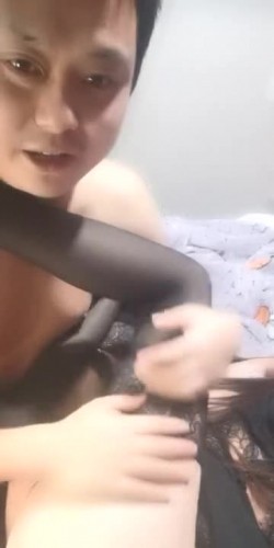 中年大哥激战吸精小宝贝,全程露脸玩耍宝贝非常骚看表情就欠操,给大哥深喉让拿道具捅她,爆草抽插呻吟不断