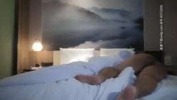 大壮男重金约啪裹胸长裙性感外围美女啪啪,开始干逼还好,冲刺时用力太猛操痛了,第二次美女多被窝里不让干了.国语!