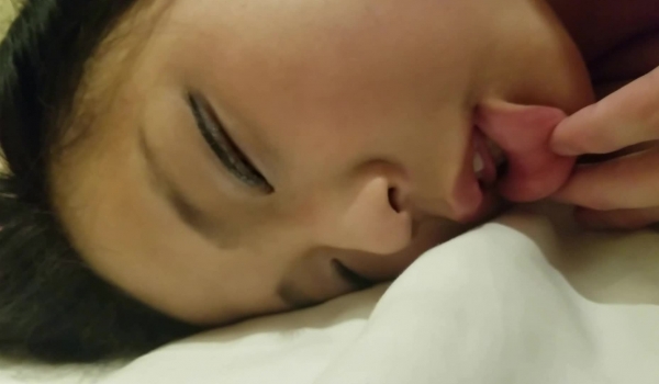 清纯可爱小美女被下药后穿肉丝,玩屁眼随意玩弄,逼