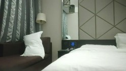 《用利抽插》高品质探花，白衣清纯乖巧小妹，舌功一流蹲着猛舔，后入爆操大屁股奶子晃动