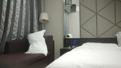 《用利抽插》高品质探花，白衣清纯乖巧小妹，舌功一流蹲着猛舔，后入爆操大屁股奶子晃动