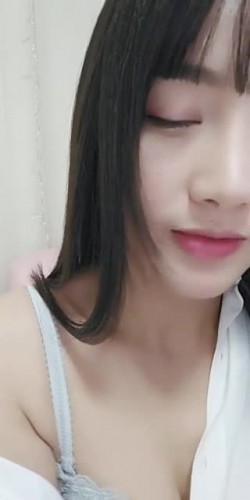 纯情少女骨子里骚,为了生活直播挣外快,露脸激情一多自慰激情插逼,浪叫呻吟想让哥哥干她第二弹