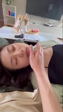 【迷玩】首发未流出多次迷玩翻眼摆弄可爱妹子