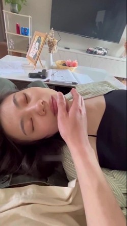 【迷玩】首发未流出多次迷玩翻眼摆弄可爱妹子