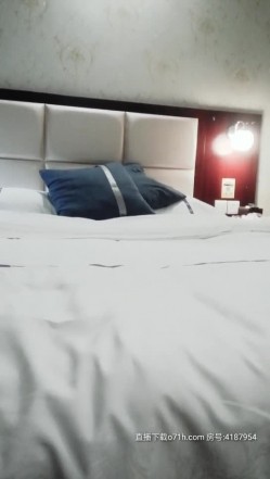 【唐伯虎爱上零零后】专约少妇,连续挑选两个,温柔长腿御姐,皮肤白皙嫩滑狂插
