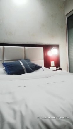 【唐伯虎爱上零零后】专约少妇,连续挑选两个,温柔长腿御姐,皮肤白皙嫩滑狂插
