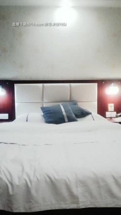 【唐伯虎爱上零零后】专约少妇,连续挑选两个,温柔长腿御姐,皮肤白皙嫩滑狂插