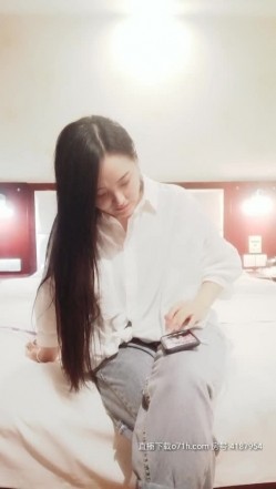【唐伯虎爱上零零后】专约少妇,连续挑选两个,温柔长腿御姐,皮肤白皙嫩滑狂插