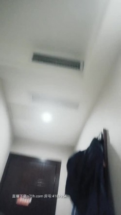 【唐伯虎爱上零零后】专约少妇,连续挑选两个,温柔长腿御姐,皮肤白皙嫩滑狂插