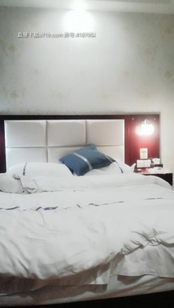【唐伯虎爱上零零后】专约少妇,连续挑选两个,温柔长腿御姐,皮肤白皙嫩滑狂插