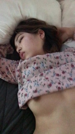 云盘高质露脸泄密，高颜值大波小姐姐，出租房与热恋男友各种激情性爱，欲仙欲死享受着被肏的感觉