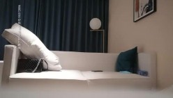 小宝寻花约了个牛仔短裤白衣少妇,沙发调情口交舔奶侧入猛操上位骑乘,呻吟娇喘非常诱人