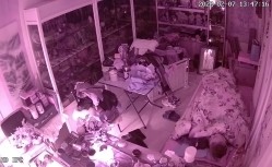 真实偸拍有钱古董店老板在仙丹加持下把店铺当妓院，经常约炮不同女人，有少妇有熟女
