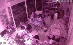 真实偸拍有钱古董店老板在仙丹加持下把店铺当妓院，经常约炮不同女人，有少妇有熟女