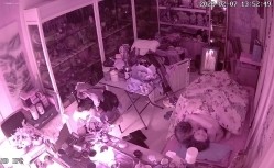 真实偸拍有钱古董店老板在仙丹加持下把店铺当妓院，经常约炮不同女人，有少妇有熟女